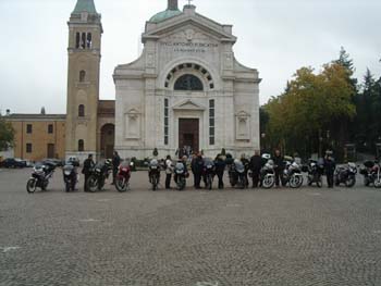 GRUPPO IN PIAZZA A PREDAPPIO